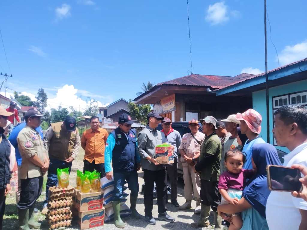 Sekda Medison Tinjau Lokasi Longsor di Kecamatan Lembang&nbsp;Jaya
