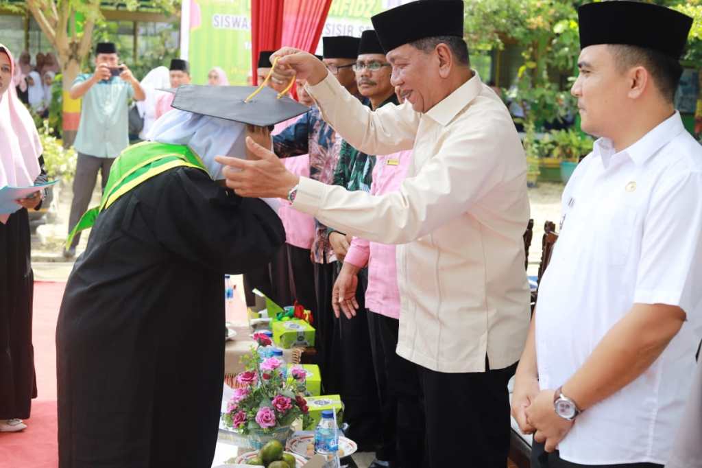 Hadiri Wisuda Tahfidz, Bupati Pesisir Selatan Harapkan Wisudawan Semakin Cerdas dan&nbsp;Berkualitas